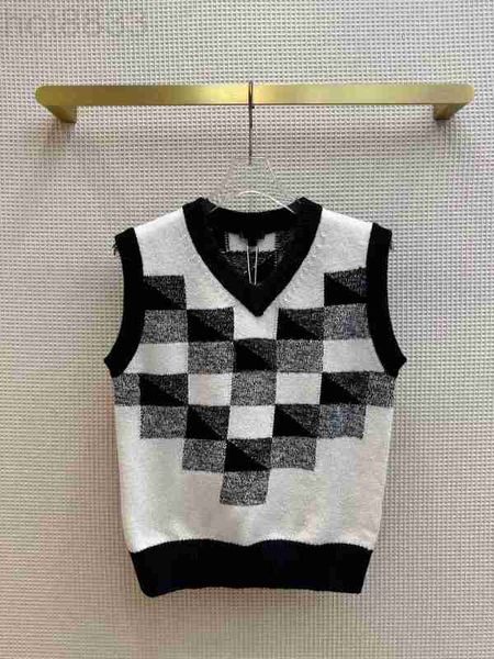 women's sweaters designer new autumn winter black white contrast pattern knitted vest women v-neck sleeveless short design sweet pullov, White;black
women's sweaters designer new autumn winter black white contrast pattern knitted vest women v-neck sleeveless short design sweet pullov, White;black