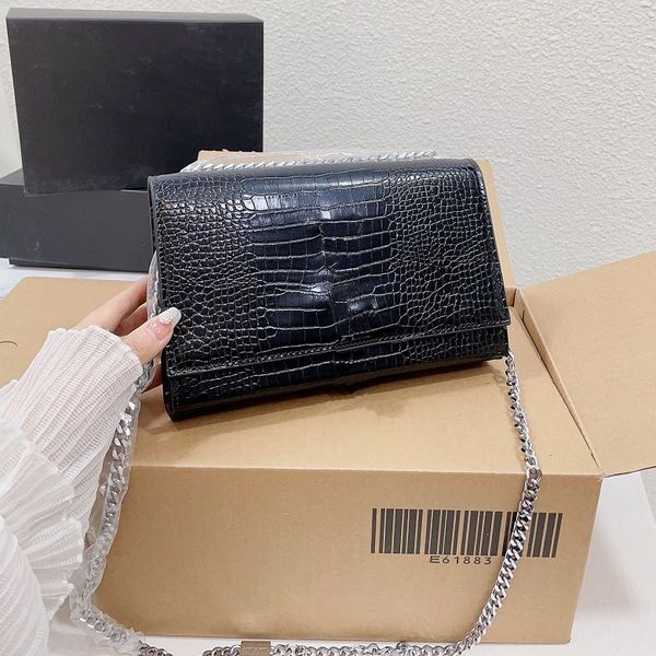 fashion shoulder bag alligator pattern women's handbag metal logo tassel design crossbody bag
fashion shoulder bag alligator pattern women's handbag metal logo tassel design crossbody bag