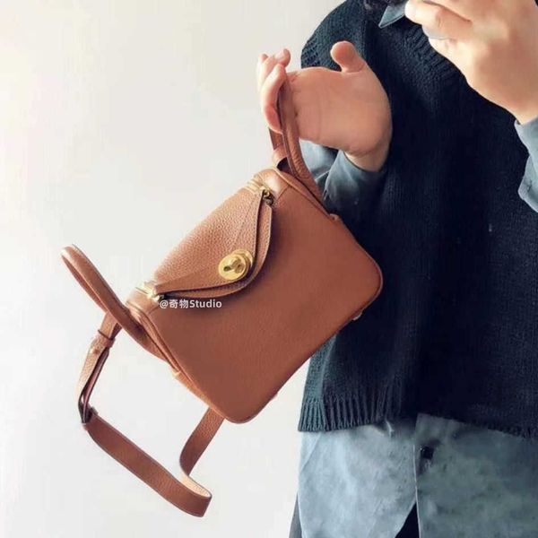 designer lindi new pillow bag fashion one-shoulder diagonal portable doctor family h women's new leather high-value stu
designer lindi new pillow bag fashion one-shoulder diagonal portable doctor family h women's new leather high-value stu