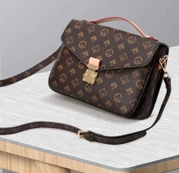 2013 new luxurys designers messenger bag women totes fashion bags vintage printing shoulder bag classic crossbody bags
2013 new luxurys designers messenger bag women totes fashion bags vintage printing shoulder bag classic crossbody bags