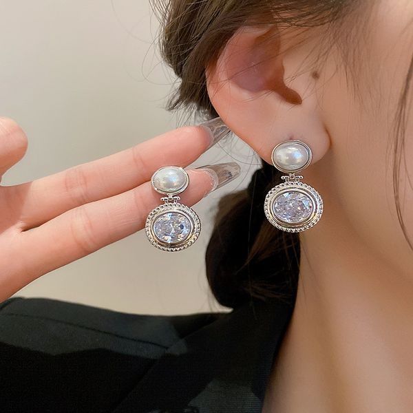 s3437 geometric ellipse faux pearl zircon shinning dangle earrings for women s925 silver needle stud earrings
s3437 geometric ellipse faux pearl zircon shinning dangle earrings for women s925 silver needle stud earrings