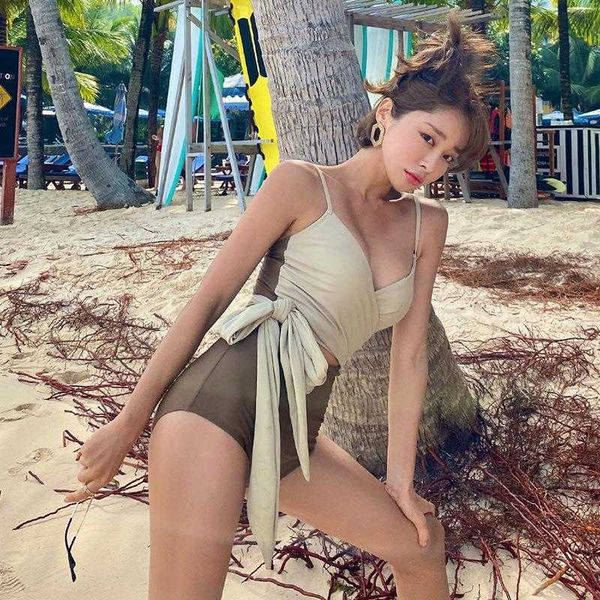 wholesale contrast color one piece swimsuit female temperament french cover, White;black
wholesale contrast color one piece swimsuit female temperament french cover, White;black