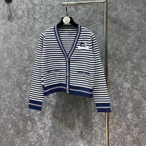 women's sweaters designer 2023 runway v-neck long sleeve stripe knitted coats elegant ladies letter button cardigan k492, White;black
women's sweaters designer 2023 runway v-neck long sleeve stripe knitted coats elegant ladies letter button cardigan k492, White;black