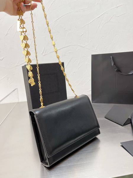 designer bag luxurious fashion women's bag love chain carrying messenger shoulder bag simple and generous trend matching
designer bag luxurious fashion women's bag love chain carrying messenger shoulder bag simple and generous trend matching