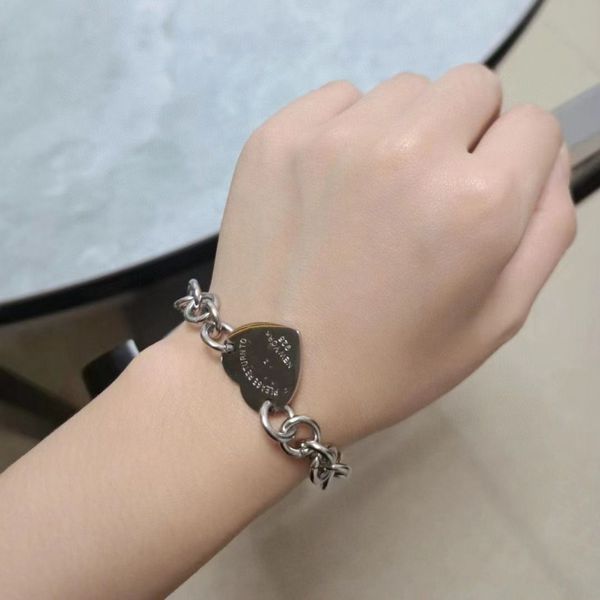 2023 girl women 19cm big heart bracelets 316l titanium steel love designer silver rose gold bangles tf logo engrave bracelet fashion jewelry, Golden;silver
2023 girl women 19cm big heart bracelets 316l titanium steel love designer silver rose gold bangles tf logo engrave bracelet fashion jewelry, Golden;silver