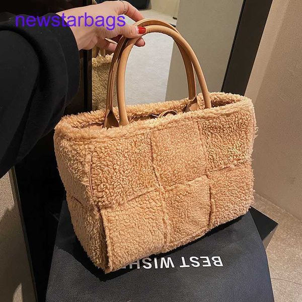 arco woven tote bags designer bottegs venets 2023 winter new network red tide versatile bag woven large capacity portable tote lamb wool per
arco woven tote bags designer bottegs venets 2023 winter new network red tide versatile bag woven large capacity portable tote lamb wool per