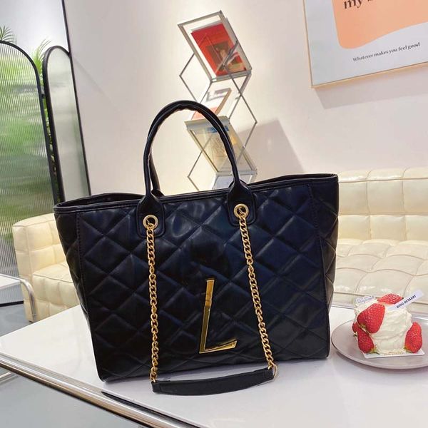new patternfashion classic handbag women's designer large capacity single shoulder messenger bag versatile bag wallet
new patternfashion classic handbag women's designer large capacity single shoulder messenger bag versatile bag wallet