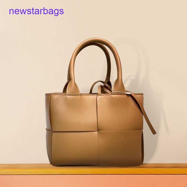 arco woven tote bags designer bottegs venets 2023 new korean version guangzhou checked cow leather coarse mother portable fashion messenger
arco woven tote bags designer bottegs venets 2023 new korean version guangzhou checked cow leather coarse mother portable fashion messenger