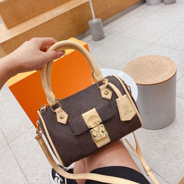 brand 23ss grils messenger bags build women's shoulder tote packet metal buckle letter-printed fashion handbag 20x14x12cm
brand 23ss grils messenger bags build women's shoulder tote packet metal buckle letter-printed fashion handbag 20x14x12cm