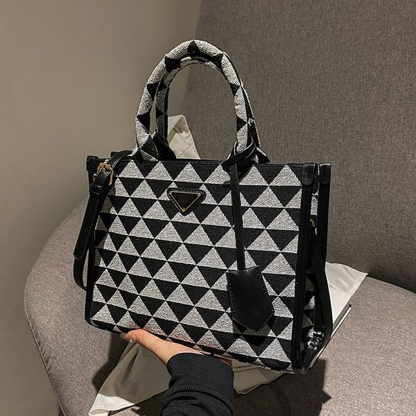 sport 23ss woman's day packs new fashion leather handbag women letter printing black gold 7371#
sport 23ss woman's day packs new fashion leather handbag women letter printing black gold 7371#