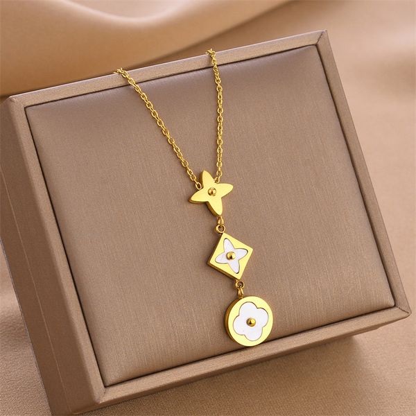 elegant design clover shell pendant necklace for women, Silver 
elegant design clover shell pendant necklace for women, Silver
