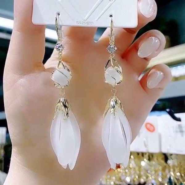 charm 2023 new anti-allergy hook fashion cat's eye beads flower petals tassel earrings temperament versatile super fairy, Golden
charm 2023 new anti-allergy hook fashion cat's eye beads flower petals tassel earrings temperament versatile super fairy, Golden