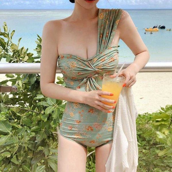 floral one-shoulder swimsuit: japanese and korean-inspired twist for small sizes, White;black
floral one-shoulder swimsuit: japanese and korean-inspired twist for small sizes, White;black