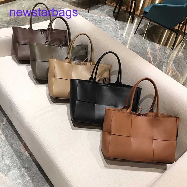 arco woven tote bags designer bottegs venets chessboard hand leather new hand large capacity tote bag fashion texture one shoulder underarm
arco woven tote bags designer bottegs venets chessboard hand leather new hand large capacity tote bag fashion texture one shoulder underarm