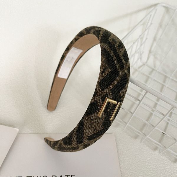 designer metal hair hoop fashion leather flower sponge hairpin brand headwear vintage letter headband classic design accessories
designer metal hair hoop fashion leather flower sponge hairpin brand headwear vintage letter headband classic design accessories