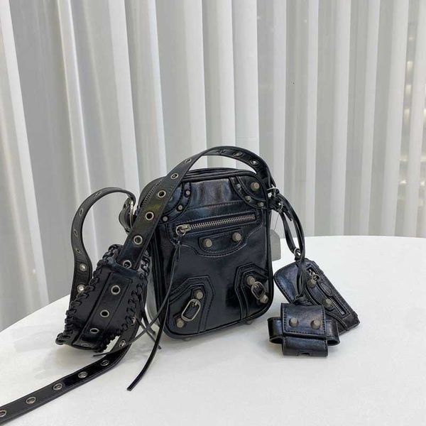 high-quality shoulder bag designer women's purse 2023 new b locomotive small square 3-in-1 burst oil wax leather fanny pack fashion clu
high-quality shoulder bag designer women's purse 2023 new b locomotive small square 3-in-1 burst oil wax leather fanny pack fashion clu