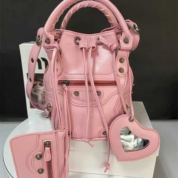 5aa fashion brand bag 2023 new leather women's handbag b wallet luxury design riveted 3-in-1 locomotive tote drawstring bucket shoulder
5aa fashion brand bag 2023 new leather women's handbag b wallet luxury design riveted 3-in-1 locomotive tote drawstring bucket shoulder