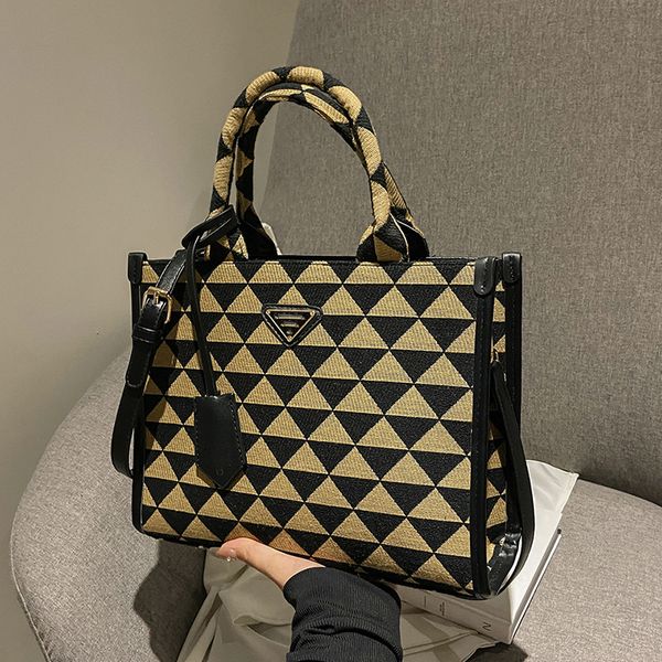 brand 23ss woman's day packs new fashion leather handbag women letter printing black white pink green khaki 7371#
brand 23ss woman's day packs new fashion leather handbag women letter printing black white pink green khaki 7371#