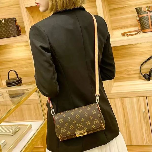 2023 chain crossbody bags enevelope clutch women handbag genuine leather long strap louiseity shoulder bag hardware flap handbags wallet
2023 chain crossbody bags enevelope clutch women handbag genuine leather long strap louiseity shoulder bag hardware flap handbags wallet