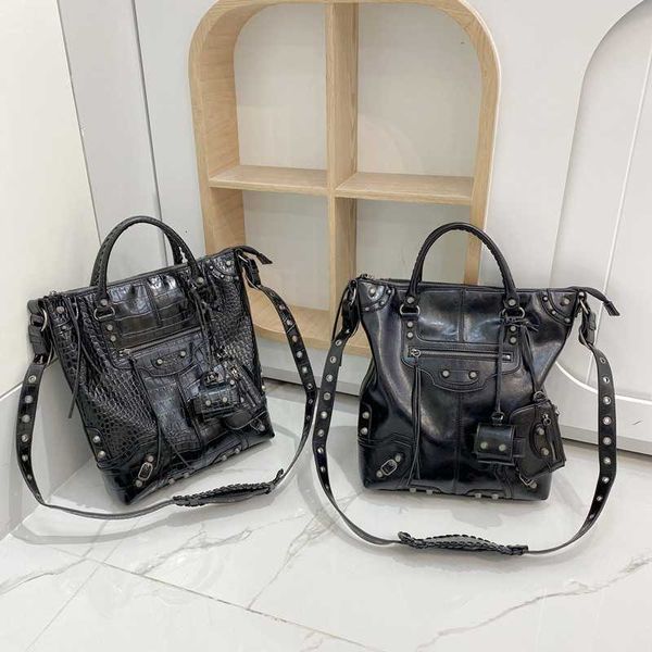fashion shopping bag b brand design heavy industrial riveted locomotive tote bag men's and women's black high feel one shoulder ha
fashion shopping bag b brand design heavy industrial riveted locomotive tote bag men's and women's black high feel one shoulder ha