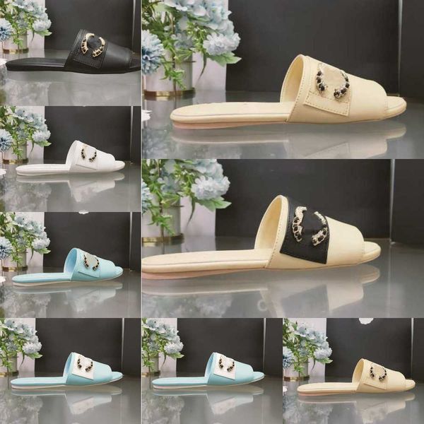2023 classic ladies designer flat leather white black sandals slippers fashion metal c buckle brand flip flop non-slip beach shoes 35-40
2023 classic ladies designer flat leather white black sandals slippers fashion metal c buckle brand flip flop non-slip beach shoes 35-40