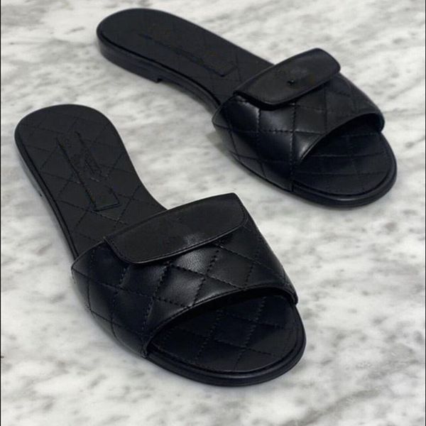 2023 women's luxury slippers turnlock quilted gold buckle logo mules flat sandal slide flap leather sandal flip flops flats mule indoor, Black
2023 women's luxury slippers turnlock quilted gold buckle logo mules flat sandal slide flap leather sandal flip flops flats mule indoor, Black