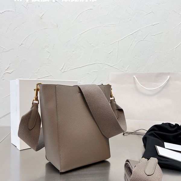 2pcs cowhide bucket bag women crossbody shoulder bags plain handbags purse removable strap gold hardware fashion letters inside zip pocket
2pcs cowhide bucket bag women crossbody shoulder bags plain handbags purse removable strap gold hardware fashion letters inside zip pocket