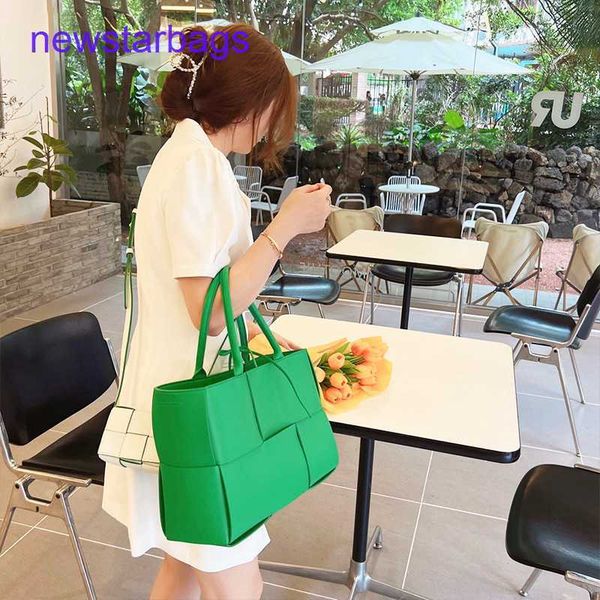 arco woven tote bags designer bottegs venets bag women's 2023 new tote large capacity simple fashion commuter versatile shoulder
arco woven tote bags designer bottegs venets bag women's 2023 new tote large capacity simple fashion commuter versatile shoulder