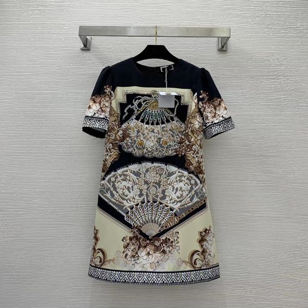 brand same style dress 2023 new spring summer short sleeve o neck fashion print milan runway dress designer dresses 0217-9, Black;pink
brand same style dress 2023 new spring summer short sleeve o neck fashion print milan runway dress designer dresses 0217-9, Black;pink