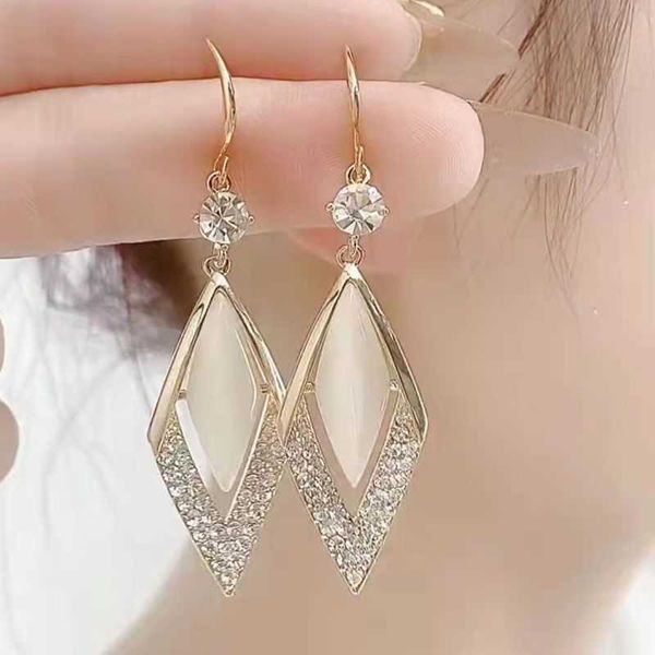 charm 2023 new fashion upscale elegant cat's eye stone small and gentle s925 silver anti-allergy earrings, Golden
charm 2023 new fashion upscale elegant cat's eye stone small and gentle s925 silver anti-allergy earrings, Golden