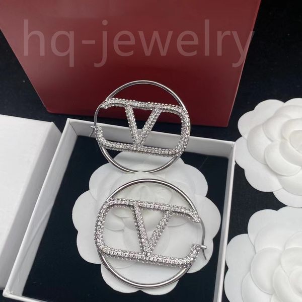 2023 luxury master design v-shaped earrings, tourism party, wedding first fashion jewelry18, Golden;silver
2023 luxury master design v-shaped earrings, tourism party, wedding first fashion jewelry18, Golden;silver