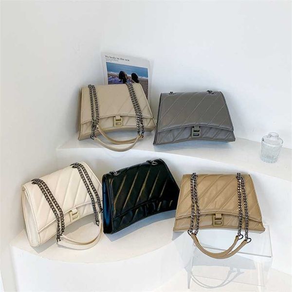 net-red chain embroidery texture bag for women in autumn and winter of new style of western-style small crowd versatile
net-red chain embroidery texture bag for women in autumn and winter of new style of western-style small crowd versatile