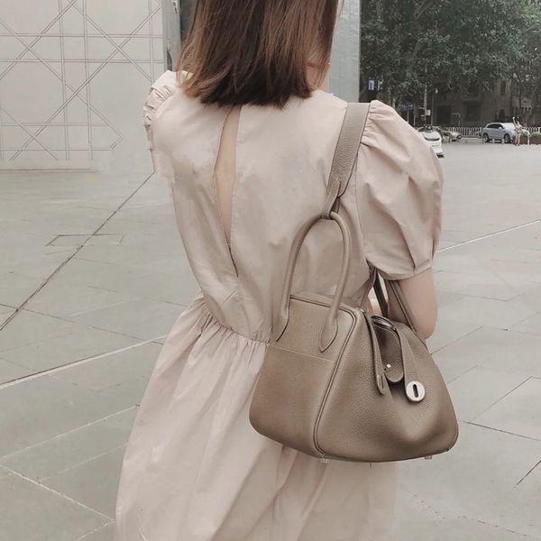 first layer cowhide lychee grain lindi bag women s shoulder gold hardware no gift box
first layer cowhide lychee grain lindi bag women s shoulder gold hardware no gift box