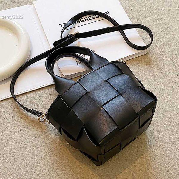 solid pu leather shoulder crossbody weave bucket bags for women 2022 women's designer small handbag trend female armpit bag
solid pu leather shoulder crossbody weave bucket bags for women 2022 women's designer small handbag trend female armpit bag