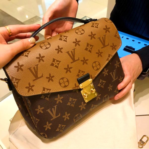women luxurys designers bags handbag women messenger fashion shoulder bag louise purse vutton crossbody viuton bag
women luxurys designers bags handbag women messenger fashion shoulder bag louise purse vutton crossbody viuton bag