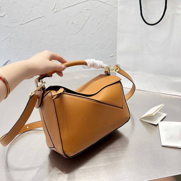 shoulder bags designer cross body handbags geometrical totes brand wallet women classic messenger crossbody purse womens handbag 220824
shoulder bags designer cross body handbags geometrical totes brand wallet women classic messenger crossbody purse womens handbag 220824