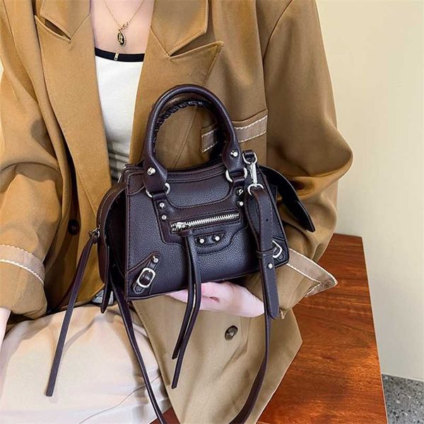 2023 new women's bag texture handbag women's one-shoulder messenger bag rivet locomotive underarm bag
2023 new women's bag texture handbag women's one-shoulder messenger bag rivet locomotive underarm bag