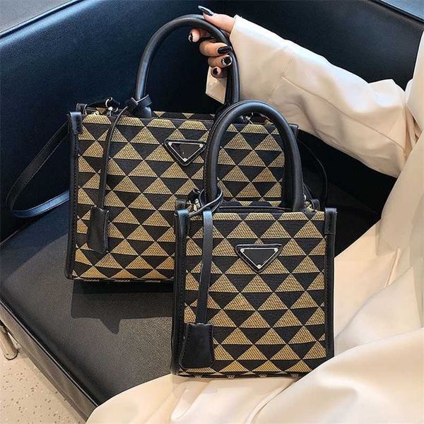 french minority handbag new style home triangle pattern advanced texture versatile one shoulder messenger bag
french minority handbag new style home triangle pattern advanced texture versatile one shoulder messenger bag
