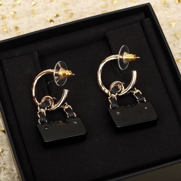 2023 luxury quality charm drop earring with black genuine leahter in three colors handbag shape have box stamp ps3016, Golden
2023 luxury quality charm drop earring with black genuine leahter in three colors handbag shape have box stamp ps3016, Golden