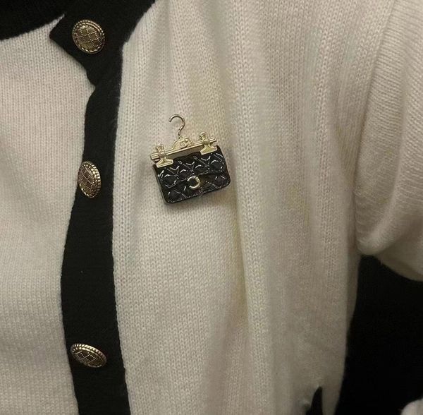 2023 luxury quality charm brooch in black color handbag design have box stamp ps3026, Golden
2023 luxury quality charm brooch in black color handbag design have box stamp ps3026, Golden