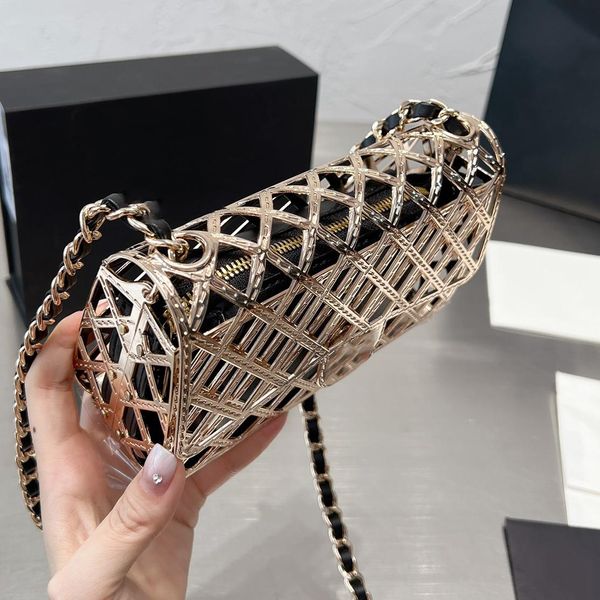 cf 2023ss metal gold designer hollow flap bag with zip leather bag lined classic check hardware chain crossbody bags premium luxury ladies m
cf 2023ss metal gold designer hollow flap bag with zip leather bag lined classic check hardware chain crossbody bags premium luxury ladies m