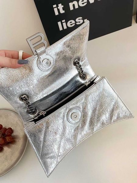 designer balencigas red women bag fashion chain silver hourglass small bag simple versatile one shoulder oblique straddle bag new fashion si
designer balencigas red women bag fashion chain silver hourglass small bag simple versatile one shoulder oblique straddle bag new fashion si