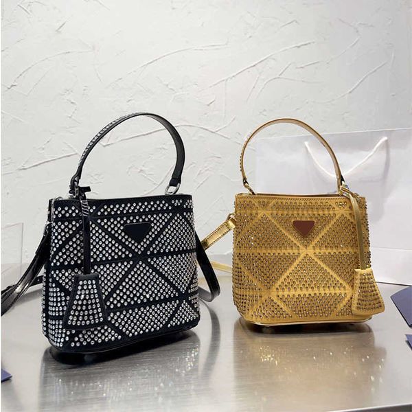 totes luxurys designer bag triangle shoulder bag diamonds bucket bags women designers handbag crossbody evening clutch crystal diamond walle
totes luxurys designer bag triangle shoulder bag diamonds bucket bags women designers handbag crossbody evening clutch crystal diamond walle