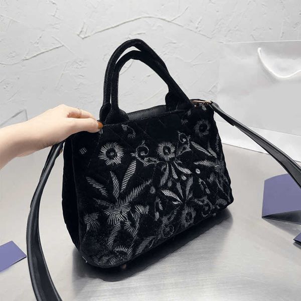 new totes embroidery tote bag pbag women designer bag luxury handbags black tote bag fashion shoulder bags shopping crossbody purse 221209
new totes embroidery tote bag pbag women designer bag luxury handbags black tote bag fashion shoulder bags shopping crossbody purse 221209