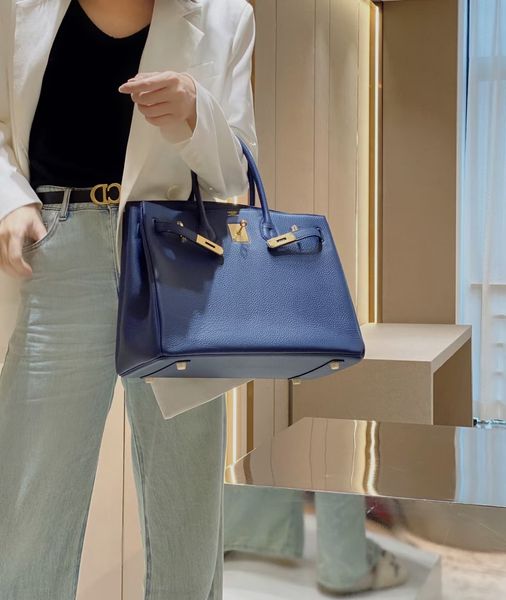 birkin30cm ck73 bag sapphire blue golden buckle togo , the color scheme of looks more formal.
birkin30cm ck73 bag sapphire blue golden buckle togo , the color scheme of looks more formal.