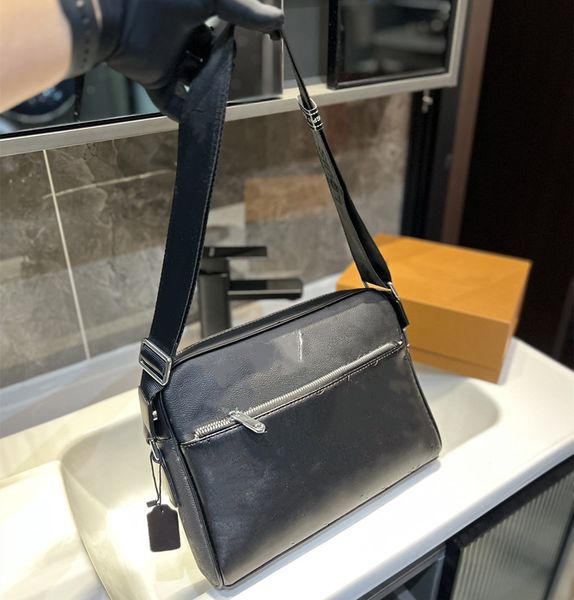 men shoulder bags designer cross body voyager trio district genuine leather embossing luxury man messenger bag satchel fashion handbag compo
men shoulder bags designer cross body voyager trio district genuine leather embossing luxury man messenger bag satchel fashion handbag compo
