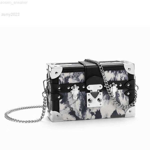 luxury brand woman fashion elegant trunk pu leather hard buckle closure shoulder bag
luxury brand woman fashion elegant trunk pu leather hard buckle closure shoulder bag