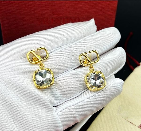 2023 designer earring letter v logo stud earing luxury women fashion hoop jewelry metal v earring good nice, Golden;silver
2023 designer earring letter v logo stud earing luxury women fashion hoop jewelry metal v earring good nice, Golden;silver