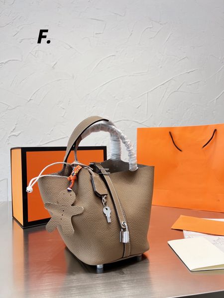 2023 h-brand 20cm women leather shoulder handbag luxury designer tote womens messenger basket bags
2023 h-brand 20cm women leather shoulder handbag luxury designer tote womens messenger basket bags