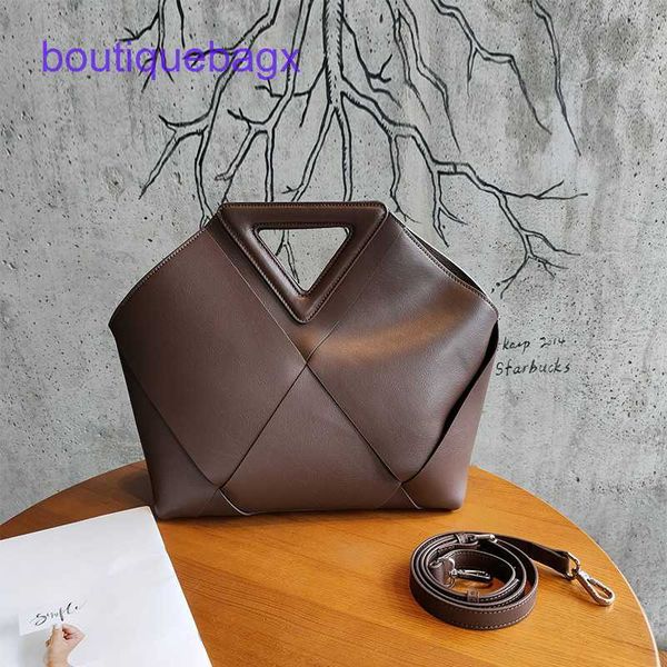 bottegs venets point bags online shop 2023 autumn and winter new inverted triangle woven handbag leather fashion soft one shoulder messenger
bottegs venets point bags online shop 2023 autumn and winter new inverted triangle woven handbag leather fashion soft one shoulder messenger
